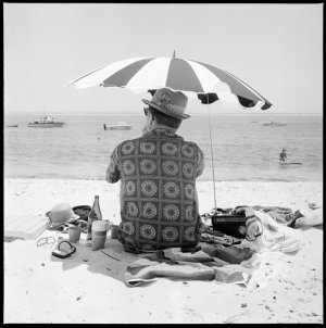 File 51: Woman, man under umbrella, 1950s / photographe...
