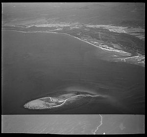File 11: Barrier Reef islands from air, '43 / photograp...