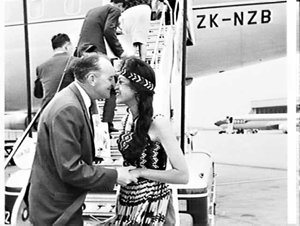 Journalists rub noses with Maori woman before boarding ...