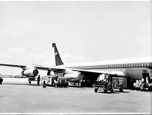 Shell tankers refuel BOAC Boeing 707 jet, Mascot