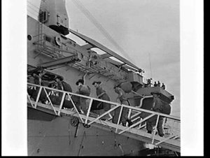 Soldiers boarding HMAS Sydney for Vietnam, Garden Islan...