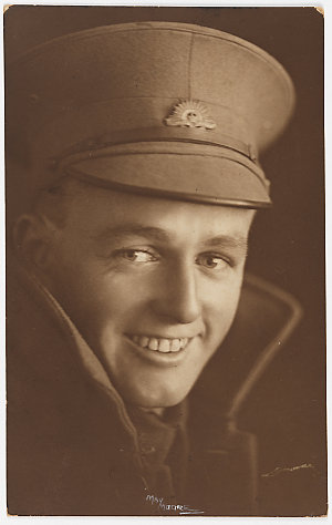 Portrait of soldier of the AIF, ca 1914-1916 / photograph by May Moore