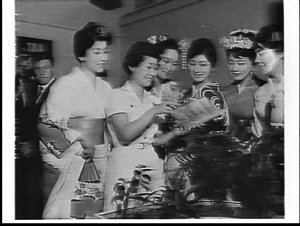 Qantas air hostess shows Japanese models in kimonos an ...
