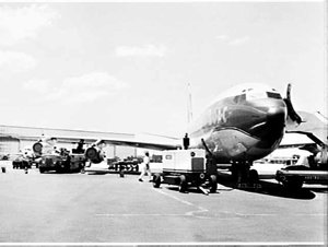 Shell tankers refuel BOAC Boeing 707 jet, Mascot