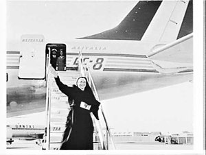 Departure of Alitalia DC-8 flight for Italy, Mascot