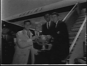 Victorious American 1958 Davis Cup tennis team leaves f...