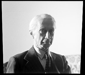File 03: Bertrand Russell, portrait, 1950s / photograph...
