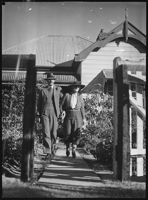 Parents of Australian V.C. Edmondson, 29 July 1941 / ph...