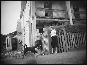 Slum clearances Surry Hills, 7 April 1950 / photographe...