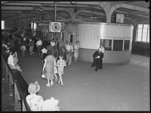 Manly ferry crowds at Manly wharf, 25 January 1952 / ph...
