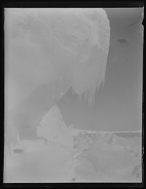 Q128: Ice formation on face of Shackleton Shelf / Morto...