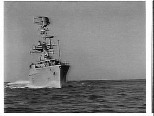 Speed trials of HMAS Parramatta photographed from HMAS ...