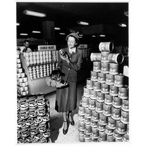 Item 25: David Jones self-service store, 1953 / photogr...