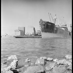 File 12: Shipping and waterfront, [1940s] / photographe...
