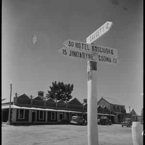 File 09: [Towns beginning with B box, ca 1940s] / photo...