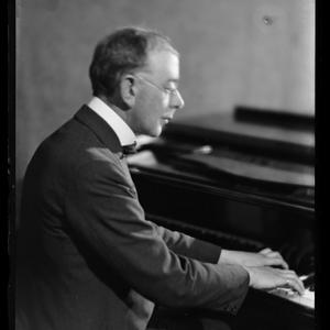Item 036: Wilfred Arlom / photograph by Harold Cazneaux