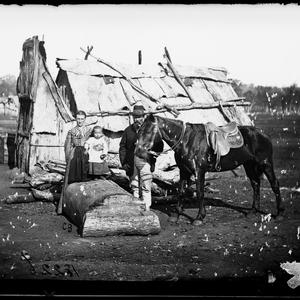 Family and horse outside their bark hut, Gulgong