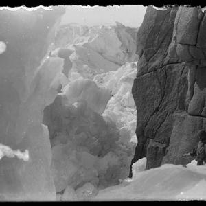 P166: Ice crushing past the Hippo / Andrew D. Watson