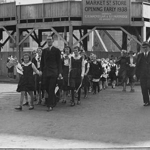 Orphanage outing to Gracie Fields' picture (taken for B...