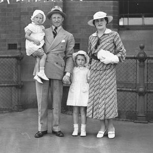 Cricketer Bert Oldfield his wife and two daughters, Cen...