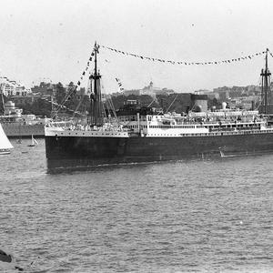 Motorship "Manunda" passes HMAS "Canberra"