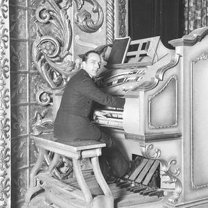 Organist, Price Dunlavy, at the State Theatre Wurlitzer organ