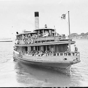 2CH "Jollyboat" Karingal leaving Circular Quay