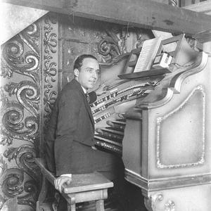 Organist, Price Dunlavy, at the State Theatre Wurlitzer...