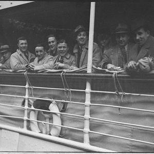English soccer team arrive by "Maunganui"