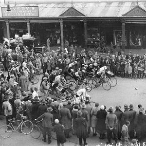 Start of the Dunlop Road race at Goulburn