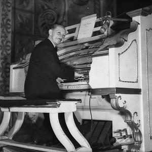Manny Aarons at State Theatre Wurlitzer organ