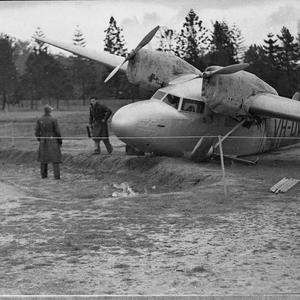 Gannet aeroplane smash; Gosford
