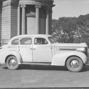 Oldsmobile sedan 1937 (taken for Keith Hamilton, Anivit...