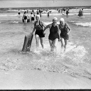 Women swimmers (visit of Mexican cowboys)