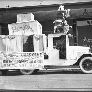 Enmore Theatre lorry - free Christmas cake to each chil...