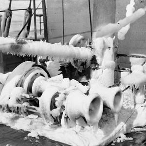 H115: Ice encrusting a winch / Frank Hurley