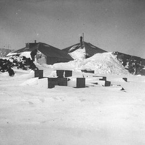 H688: Winter Quarters Hut, early in autumn / Frank Hurl...