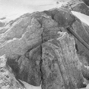Q567: Anticline in the outcrop at Madigan Nunatak / Cha...