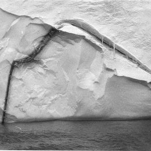 Q274: Dirt band in the face of an iceberg / F. J. Gilli...
