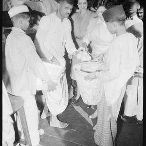 Aust. [Australian] women residents shop in India, 1945