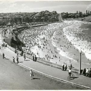 File 19: Walkabout magazine : New South Wales photographs [Sydney beaches, Bondi Beach, Coogee Beach, Manly Beach]