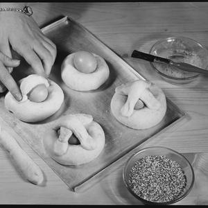Step by step cooking. Studio, 28 February 1962 / photographs by Lynch