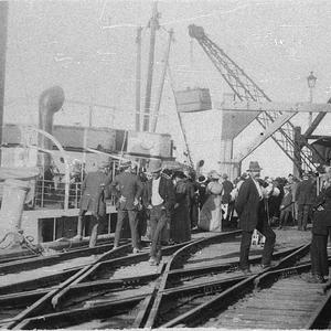 Landing passengers from the SS "Orara" - Coffs Harbour,...