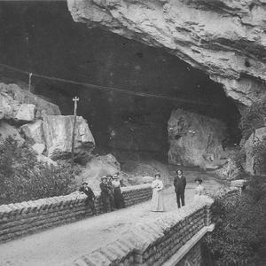 Group of people on bridge at entrance to caves - Jenola...