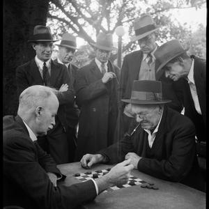 File 51: Chess/draughts, Hyde Park, 1930s / photographe...