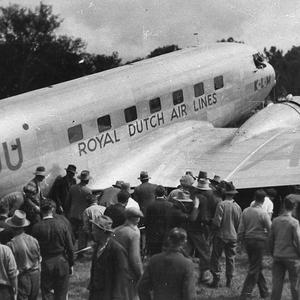 Arrival of KLM "Viver" at Albury Racecourse - Albury, N...
