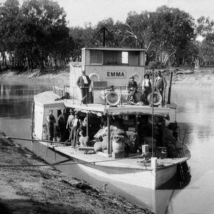 Paddle steamer "Emma" on the Darling River - Near Wentw...