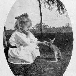 Joyce feeding her pet kangaroo at "Caiwarro" - Hungerfo...