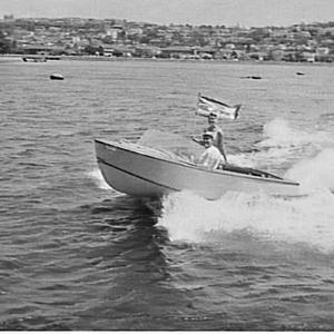 De Havilland Marine Jet speedboat tested with waterskie...