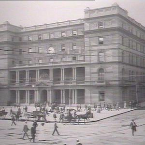 Customs House showing traffic
